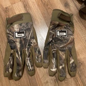Banded camo hunting gloves